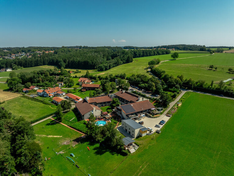 Luftaufnahme: Dogotel Moldan. Doghotel Moldan - eingebettet in ruhiger Lage mitten im Grünen.