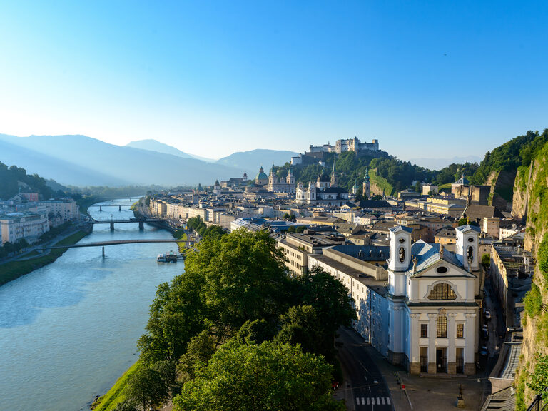 Abendblick auf die Salzach in Salzburg Die beeindruckende Festung Hohensalzburg thront majestätisch über der Stadtlandschaft.