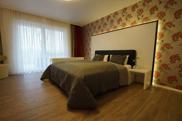 Schlafzimmer der Schwarz-Weiß Suite im Seehotel Moldan
