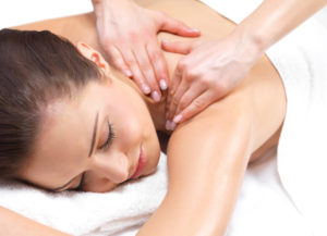 Eine Frau bekommt eine Massage.