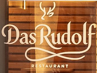 Detailaufnahme des Logos vom Restaurant „Das Rudolf“ im Seehotel Moldan in Postmünster